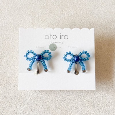きゅっと結んだ小さなビーズリボンのイヤリング【mini ribbon/クリアブルー】