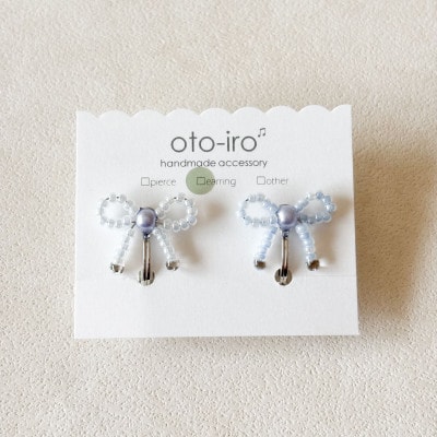 きゅっと結んだ小さなビーズリボンのイヤリング【mini ribbon/みずいろ】