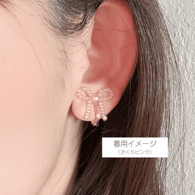 きゅっと結んだ小さなビーズリボンのイヤリング【mini ribbon/みずいろ】
