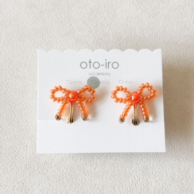 きゅっと結んだ小さなビーズリボンのイヤリング【mini ribbon/ジューシーオレンジ】