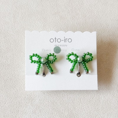 きゅっと結んだ小さなビーズリボンのイヤリング【mini ribbon/グリーン】