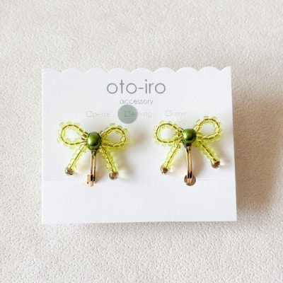 きゅっと結んだ小さなビーズリボンのイヤリング【mini ribbon/クリアグリーン】
