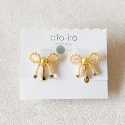 きゅっと結んだ小さなビーズリボンのイヤリング【mini ribbon/パステルイエロー】