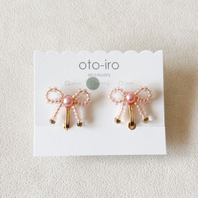 きゅっと結んだ小さなビーズリボンのイヤリング【mini ribbon/さくらピンク】