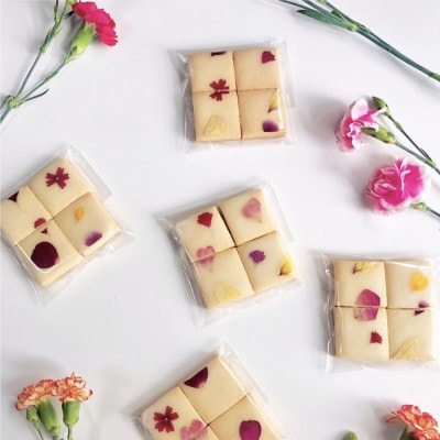 お花をあしらった米粉クッキーとそのままの姿で楽しめるナチュラルなハーブティーのセット
