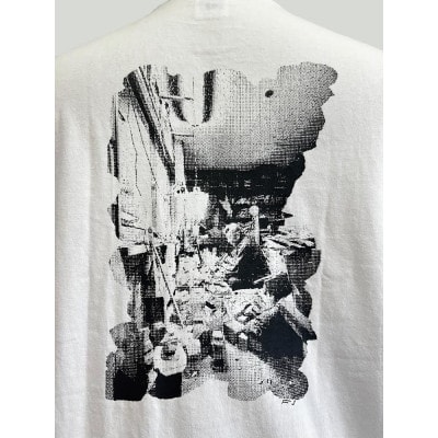 ふるさと納税 服 女 兵庫県 養父市 迫 風歌「木を彫る人」／ T-shirt(バックプリント)・ユニセックス／ サイズS 1412384 迫 風歌「木を彫る人」/ T-shirt(バックプリント)・ユニセックス