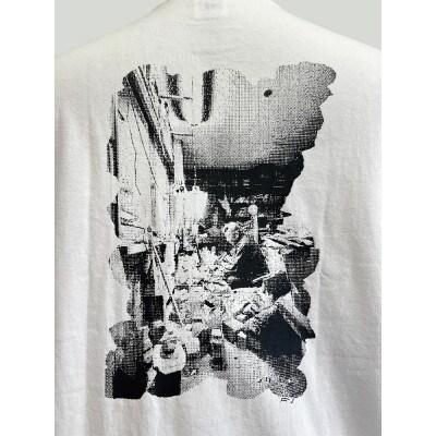 ふるさと納税 服 女 兵庫県 養父市 迫 風歌の「木を彫る人」／ T-shirt(バックプリント)・ユニセックス／ サイズM 1412442 迫 風歌の「木を彫る人」/ T-shirt(バックプリント)・ユニ