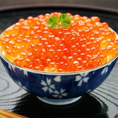 【北海道】厳選 ズワイガニ足 800g前後&いくら醤油漬け80g×2個 蟹ハサミ・ガイド付 515
