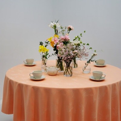 ジャガード織の花模様が美しい円形テーブルクロス(ピーチピンク)