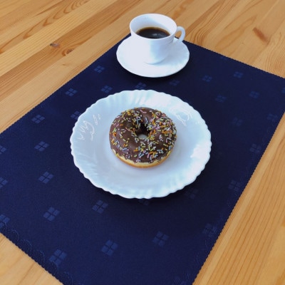 2枚の生地を重ね合わせ仕立てたランチョンマット　カラー:ミッドナイトブルー　2枚