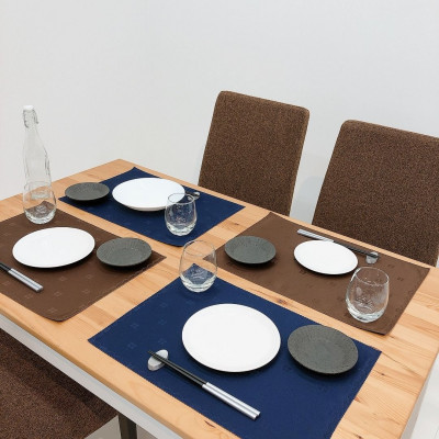 2枚の生地を重ね合わせ仕立てたランチョンマット　カラー:ミッドナイトブルー　2枚