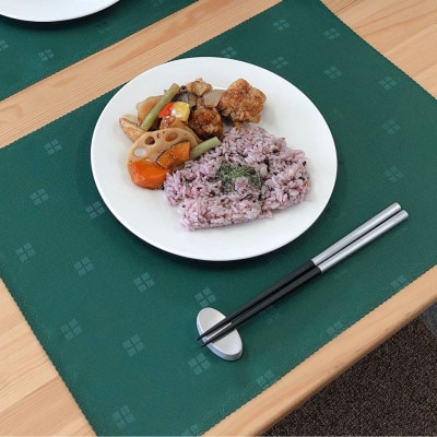 2枚の生地を重ね合わせ仕立てたランチョンマット　カラー:ウィンザーグリーン 2枚