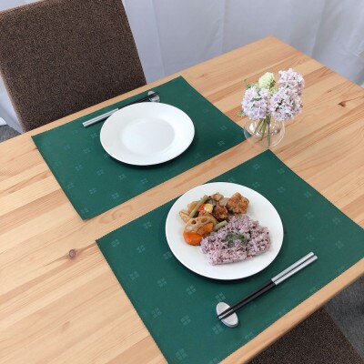 2枚の生地を重ね合わせ仕立てたランチョンマット　カラー:ウィンザーグリーン 2枚