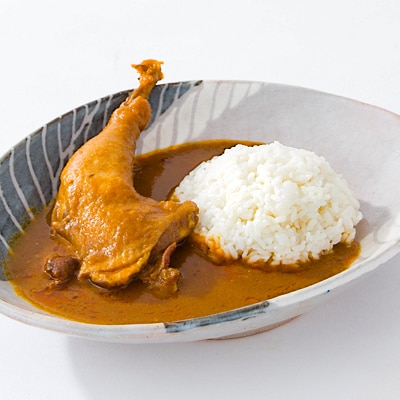 【食卓が騒然】国産おやどりの骨付きモモが丸ごと1本!/六ツ美のあの肉カレー辛口(4個セット)