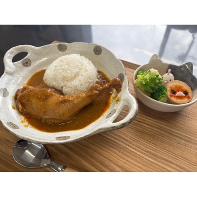 【食卓が騒然】国産おやどりの骨付きモモが丸ごと1本!/六ツ美のあの肉カレー辛口(4個セット)