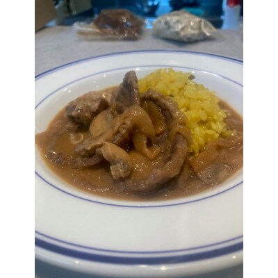 ミヤタ 〜惣菜と牛肉料理〜のハンバーグ・ビーフストロガノフ・国産牛ほほ肉の赤ワイン煮込みセット