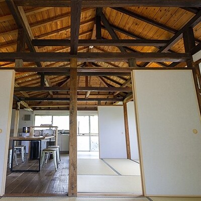伊仙町の古民家に泊まれる~伝泊「時うつろう小屋組の宿」3~5名様ご宿泊券(1泊)