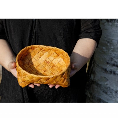 白樺樹皮細工の足つき籠(ハンドメイド)