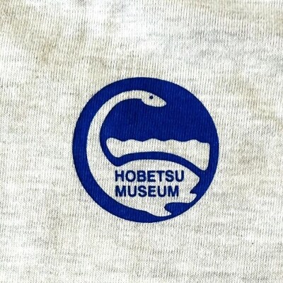 ホベツアラキリュウ穂別博物館ロゴ入りTシャツ【オートミール/Sサイズ】