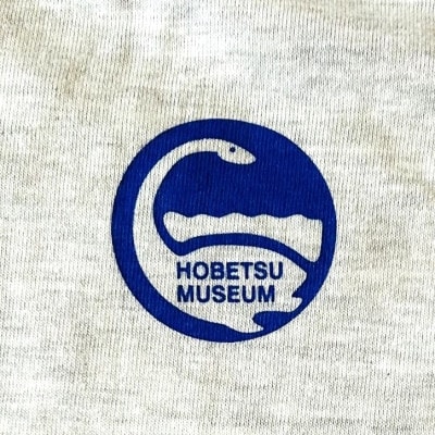 ホベツアラキリュウ穂別博物館ロゴ入りTシャツ【オートミール/Lサイズ】