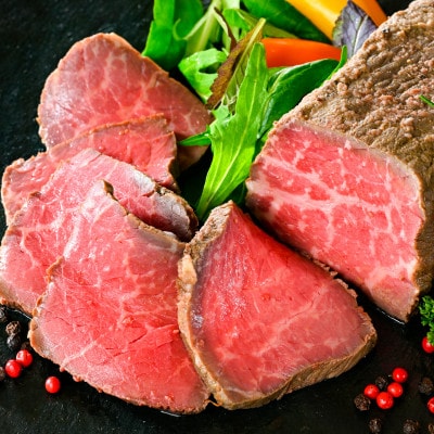 豊潤な旨み 熟成 ローストビーフ 贅沢500g 北海道 別海牛もも肉使用 自家製ソース付 冷凍