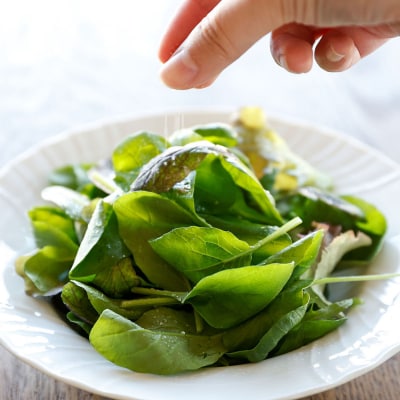 【9/30受付終了】庄内産 ベビーリーフミックス 70g×4袋と野菜用ハーブ塩セット 土耕栽培