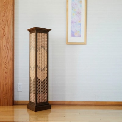 組子の行灯 〈天然の埋もれ木 「神代ケヤキ」使用〉【卓越技能師の作品】
