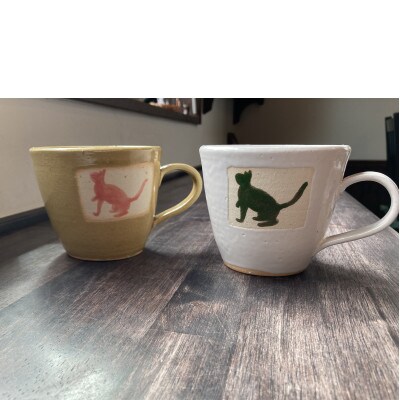 【陶器】猫柄マグカップ　ペア　(黄×1点、白×1点)