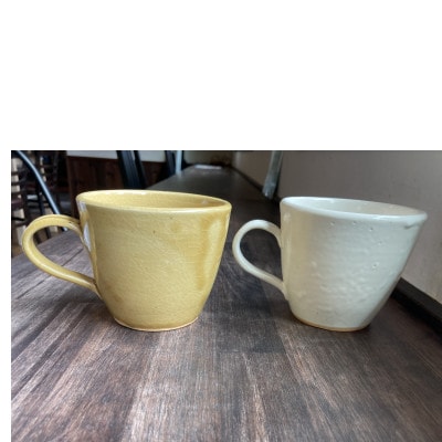 【陶器】猫柄マグカップ　ペア　(黄×1点、白×1点)