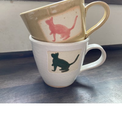 【陶器】猫柄マグカップ　ペア　(黄×1点、白×1点)