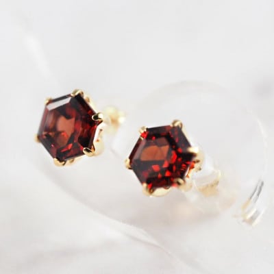 【山梨県】【ジュエリー】K18 Garnet Hexa/ガーネット ヘキサ ピアス