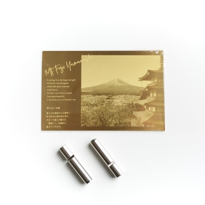 サントリーウイスキー白州NVと世界中を魅了する新倉山公園からの富士山の黄金ポストカード