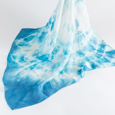 大野山の藍染　藍の生葉染めシルクスカーフ「川の音」　正方形(約50センチ×50センチ)