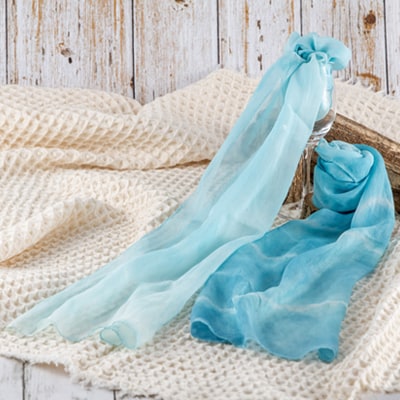 大野山の藍染　藍の生葉染めシルクスカーフ「川の音」　長方形(約30センチ×140センチ)