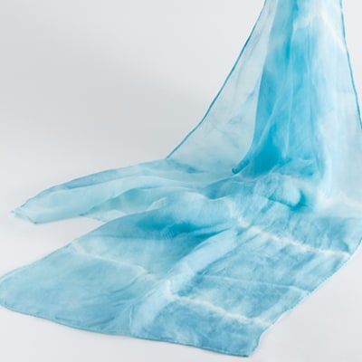 大野山の藍染　藍の生葉染めシルクスカーフ「川の音」　長方形(約30センチ×140センチ)