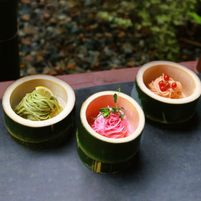 富山県砺波市　180年の伝統技法を受け継ぐ野菜の手延べそうめん　柿里商店「絲8袋入つゆ付」意匠登録済