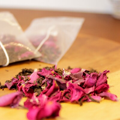 長野県中野市の「朝摘み薔薇」のシロップと紅茶のセット