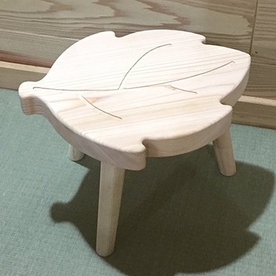 葉っぱのこどもイス(ヒノキ)