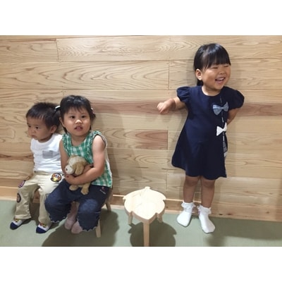 葉っぱのこどもイス(ヒノキ)
