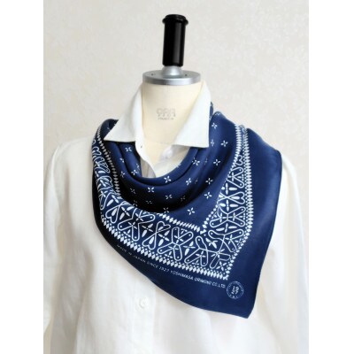 浜ちりめんシルク100%の洗濯機でも洗えるシルクスカーフ(70×70)Navy-クロス柄