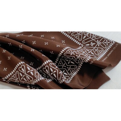 浜ちりめんシルク100%の洗濯機でも洗えるシルクスカーフ(70×70)BROWN-クロス柄