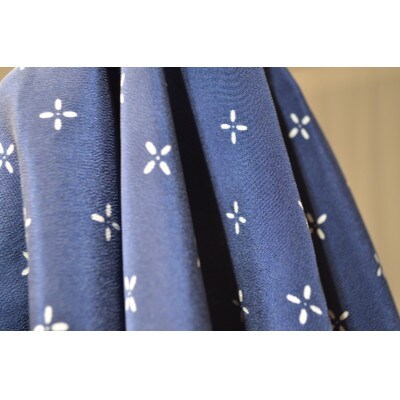 浜ちりめんシルク100%の洗濯機でも洗えるシルクスカーフ(53×53)Navy-クロス柄