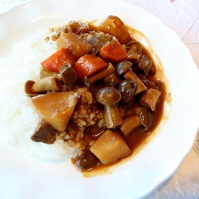 具がたっぷりの手作り特製はたけしめじカレーとビーフカレー・地元産お米のセット