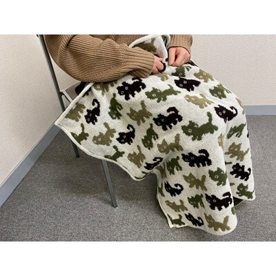 ジャガード編みの猫柄ブランケット　オフホワイト