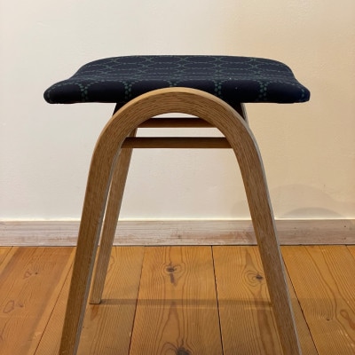 ラビーダオリジナルスツール　ブルーベリー(濃紫系)/ナラ材