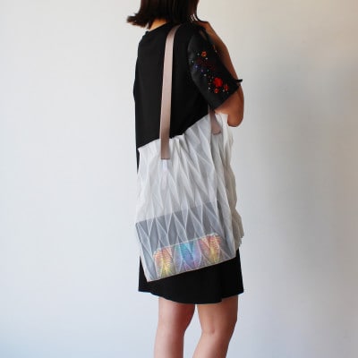 香川産プリーツバッグ・ヘリンボーン・ラージ[シルバー1点]軽やかで上品な透け感のあるショルダーバッグ