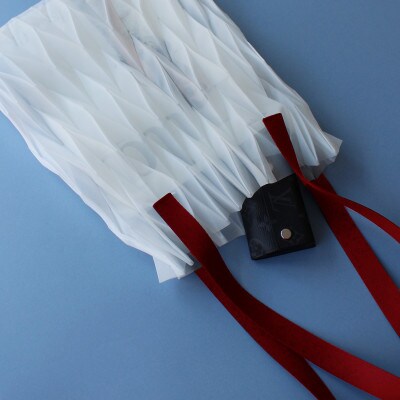 香川県産プリーツバッグ・ヘリンボーン・ラージ[レッド1点]軽やかで上品な透け感のあるショルダーバッグ