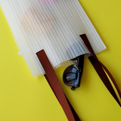 香川県産プリーツバッグ・ストライプ・ラージ[ブロンズ1点]軽やかで上品な透け感のあるショルダーバッグ