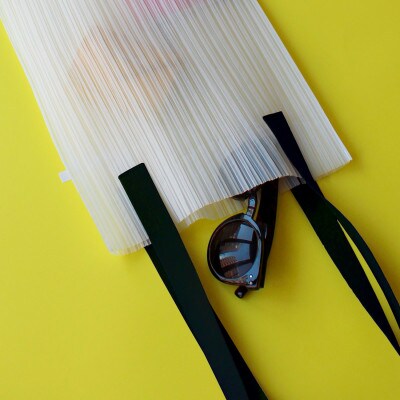 香川県産プリーツバッグ・ストライプ・ラージ[ブラック1点]軽やかで上品な透け感のあるショルダーバッグ