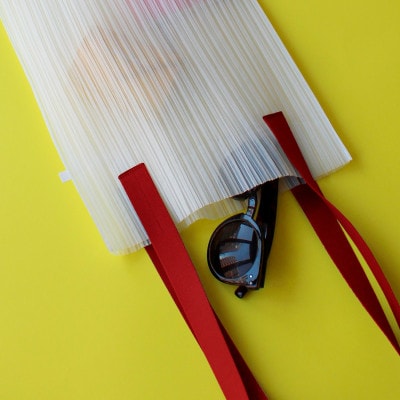 香川県産 プリーツバッグ・ストライプ・ラージ[レッド1点]軽やかで上品な透け感のあるショルダーバッグ